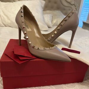 Valentino Garavani Rockstud Pumps POUDRE